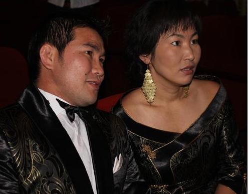 Хоёр баатар “хоёр тийшээ” болжээ